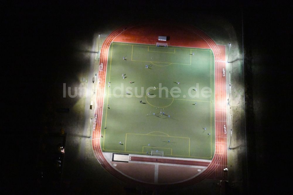 Nachtluftbild Fürstenwalde/Spree - Nachtluftbild Sportplatz- Fussballplatz des BSG Pneumant Fürstenwalde e.V. in Fürstenwalde/Spree im Bundesland Brandenburg, Deutschland