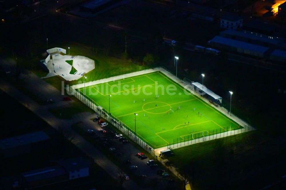 Nachtluftbild Bernau - Nachtluftbild Sportplatz- Fussballplatz des FSV Bernau e.V. in Bernau im Bundesland Brandenburg, Deutschland