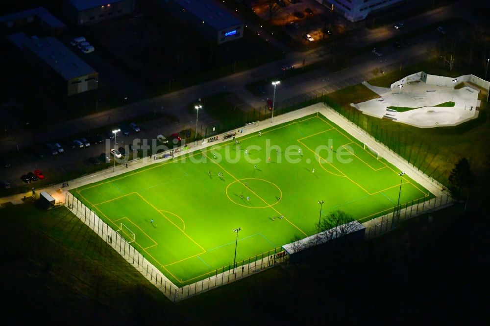 Nacht-Luftaufnahme Bernau - Nachtluftbild Sportplatz- Fussballplatz des FSV Bernau e.V. in Bernau im Bundesland Brandenburg, Deutschland