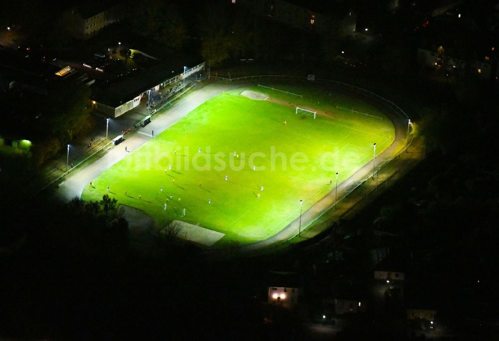 Eisenhüttenstadt bei Nacht von oben - Nachtluftbild Sportplatz- Fussballplatz Gartenfließstraße - Diehloer Straße in Eisenhüttenstadt im Bundesland Brandenburg, Deutschland