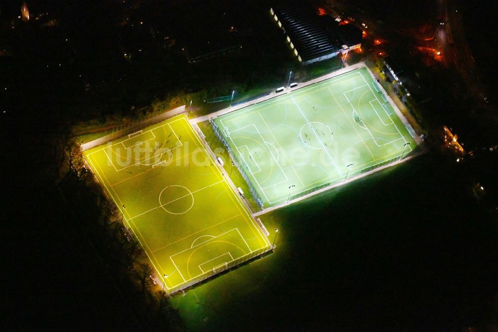 Nacht-Luftaufnahme Berlin - Nachtluftbild Sportplatz- Fussballplatz Hubertus-Sportplatz an der Wangenheimstraße im Ortsteil Wilmersdorf in Berlin, Deutschland