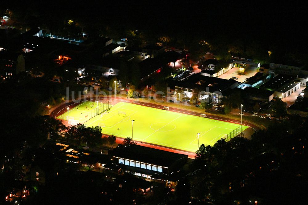 Nacht-Luftaufnahme Berlin - Nachtluftbild Sportplatz- Fussballplatz Sochos Sportplatz in Berlin, Deutschland