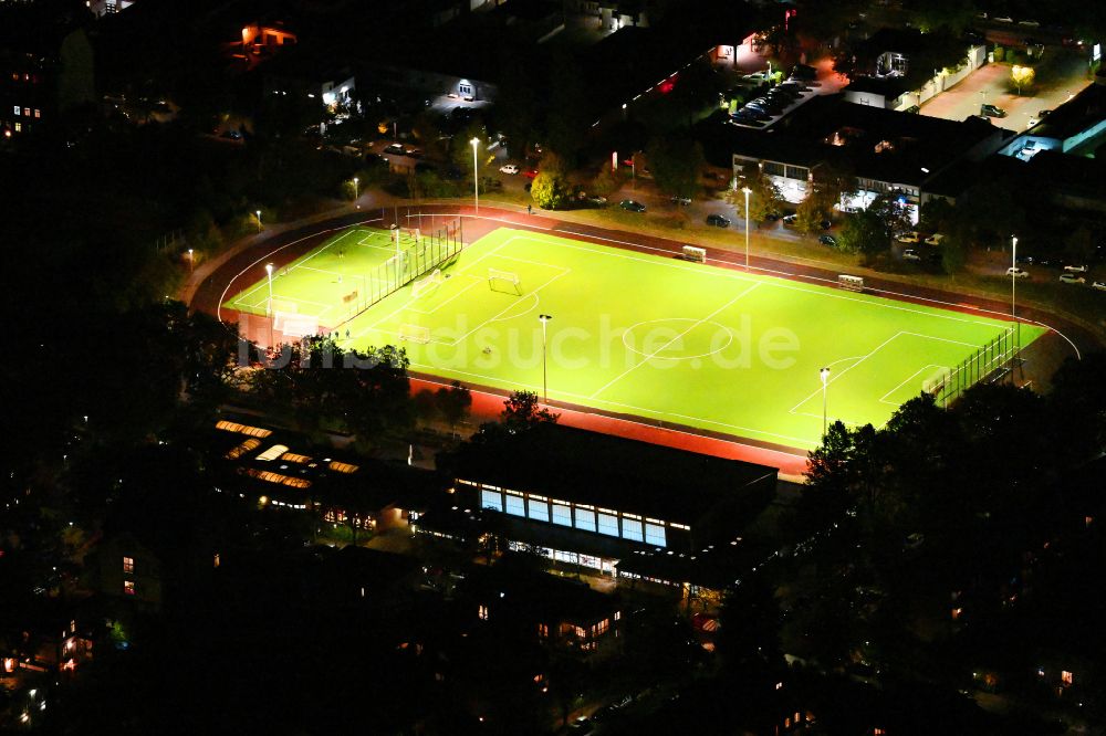 Berlin bei Nacht von oben - Nachtluftbild Sportplatz- Fussballplatz Sochos Sportplatz in Berlin, Deutschland