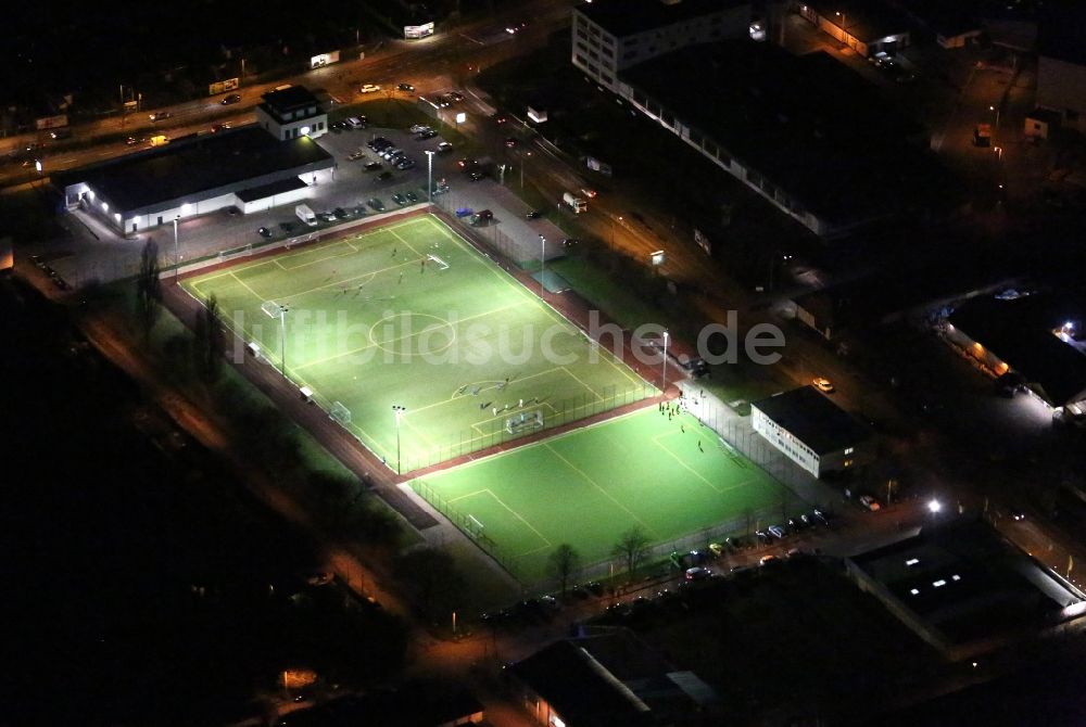 Erfurt bei Nacht aus der Vogelperspektive: Nachtluftbild Sportplatz- Fussballplatz des SpVgg Eintracht Erfurt 94 e.V. am Wustrower Weg im Ortsteil Johannesvorstadt in Erfurt im Bundesland Thüringen, Deutschland