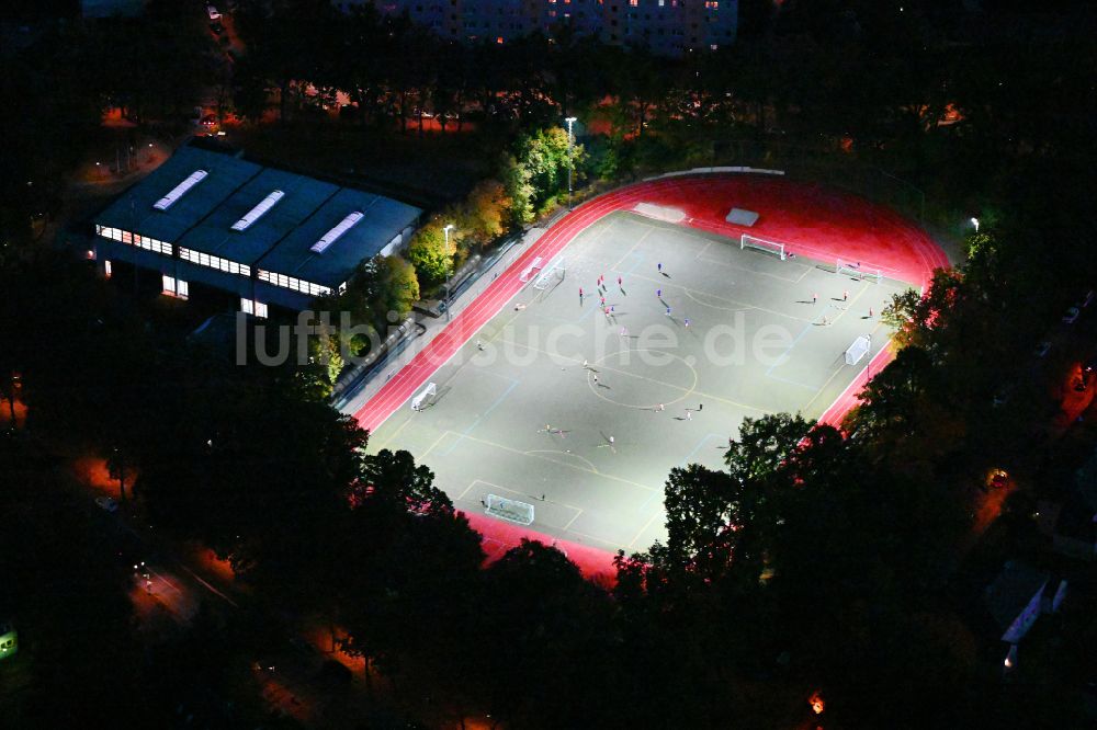 Bernau bei Nacht aus der Vogelperspektive: Nachtluftbild Sportplatz- Fussballplatz TSG Einheit in Bernau im Bundesland Brandenburg, Deutschland