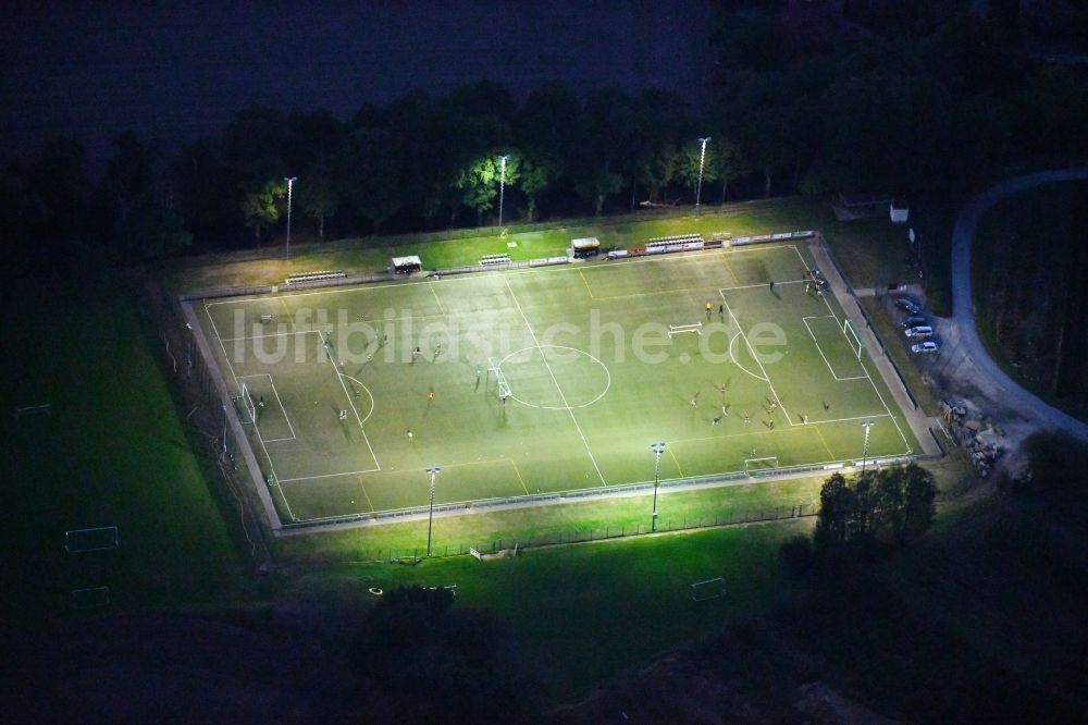 Bad Iburg bei Nacht aus der Vogelperspektive: Nachtluftbild Sportplatz- Fussballplatz TuS Glane 1929 e.V. in Bad Iburg im Bundesland Niedersachsen, Deutschland