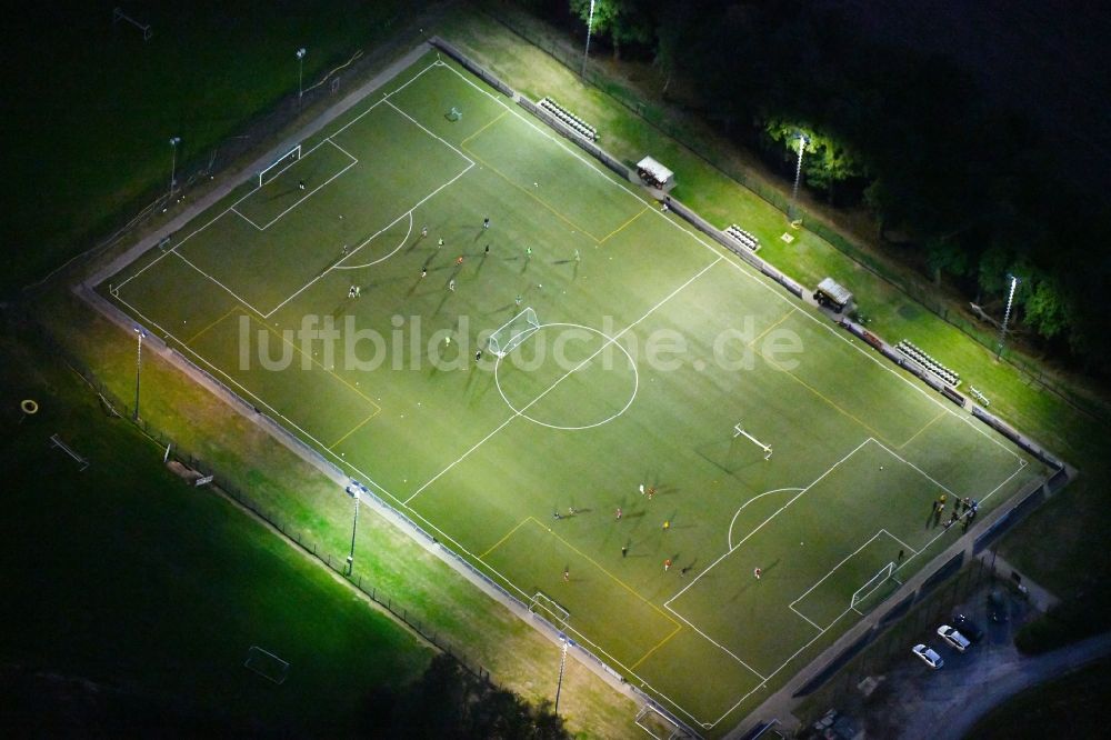 Bad Iburg bei Nacht von oben - Nachtluftbild Sportplatz- Fussballplatz TuS Glane 1929 e.V. in Bad Iburg im Bundesland Niedersachsen, Deutschland