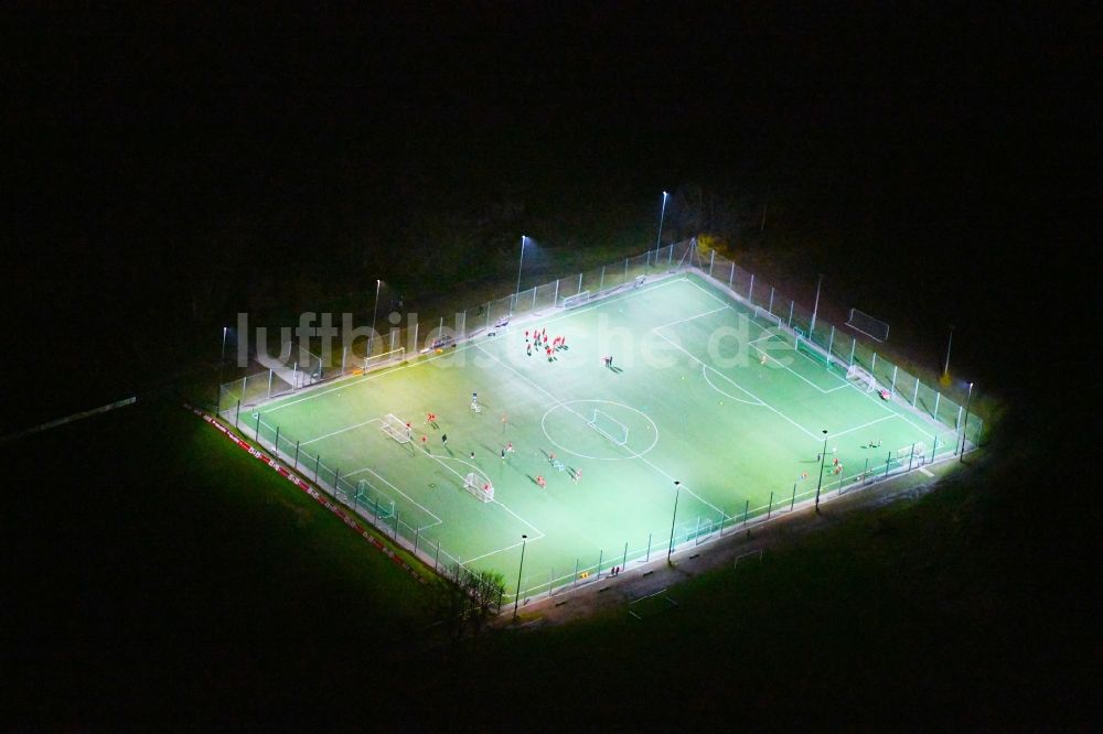 Nachtluftbild Halle (Saale) - Nachtluftbild Sportplatz- Fussballplatz Zum Saaleblick Ecke Felsenstraße in Halle (Saale) im Bundesland Sachsen-Anhalt, Deutschland