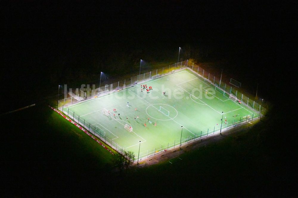 Nacht-Luftaufnahme Halle (Saale) - Nachtluftbild Sportplatz- Fussballplatz Zum Saaleblick Ecke Felsenstraße in Halle (Saale) im Bundesland Sachsen-Anhalt, Deutschland