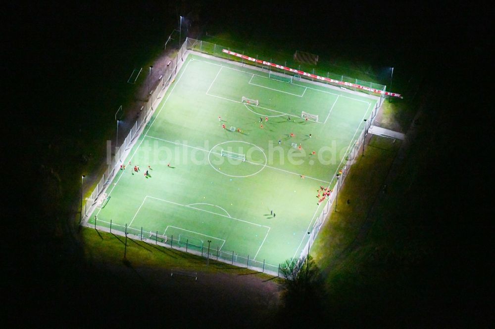 Halle (Saale) bei Nacht von oben - Nachtluftbild Sportplatz- Fussballplatz Zum Saaleblick Ecke Felsenstraße in Halle (Saale) im Bundesland Sachsen-Anhalt, Deutschland