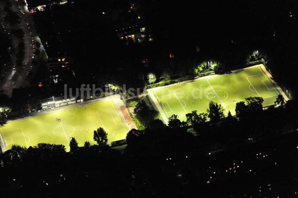 Nachtluftbild Berlin - Sportplatz im Volkspark Wilmersdorf bei Nacht / sports area by night