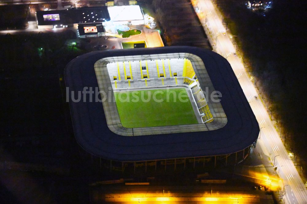 Nacht-Luftaufnahme Dresden - Nachtluftbild Sportstätten-Gelände der Arena des Rudolf-Harbig-Stadion in Dresden im Bundesland Sachsen