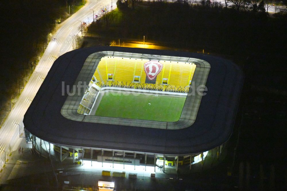 Nacht-Luftaufnahme Dresden - Nachtluftbild Sportstätten-Gelände der Arena des Rudolf-Harbig-Stadion in Dresden im Bundesland Sachsen