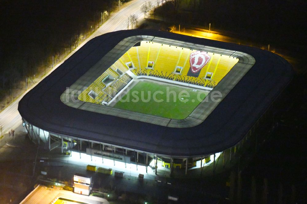 Dresden bei Nacht von oben - Nachtluftbild Sportstätten-Gelände der Arena des Rudolf-Harbig-Stadion in Dresden im Bundesland Sachsen