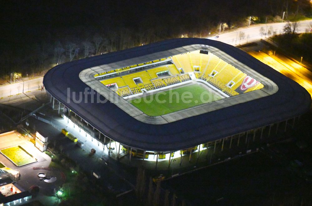 Dresden bei Nacht aus der Vogelperspektive: Nachtluftbild Sportstätten-Gelände der Arena des Rudolf-Harbig-Stadion in Dresden im Bundesland Sachsen