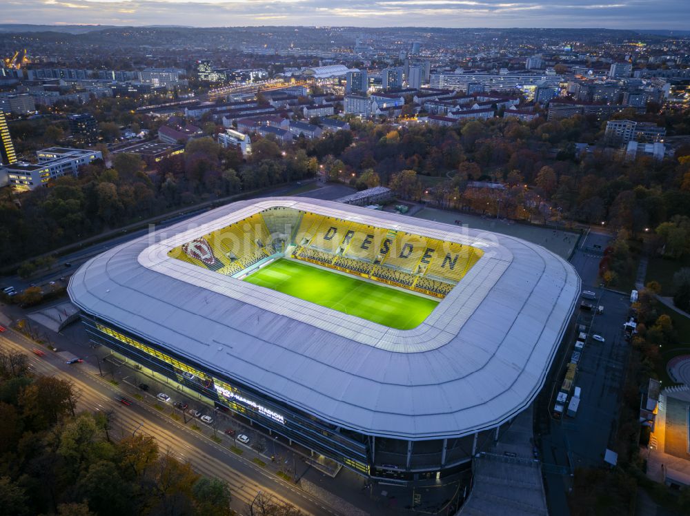 Dresden bei Nacht von oben - Nachtluftbild Sportstätten-Gelände der Arena des Rudolf-Harbig-Stadion in Dresden im Bundesland Sachsen