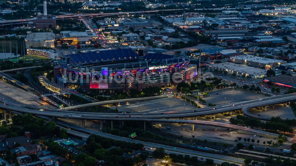 Nacht-Luftaufnahme Baltimore - Nachtluftbild Sportstätten-Gelände der Arena des Stadion M&T Bank Stadium in Baltimore in Maryland, USA