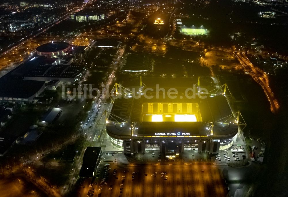 Dortmund bei Nacht aus der Vogelperspektive: Nachtluftbild Sportstätten-Gelände der Arena des Stadion in Dortmund im Bundesland Nordrhein-Westfalen