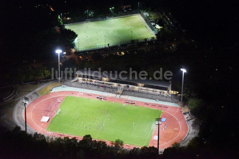 Nacht-Luftaufnahme Berlin - Nachtluftbild Sportstätten-Gelände der Arena des Stadion Mommsenstadion an der Waldschulallee in Berlin