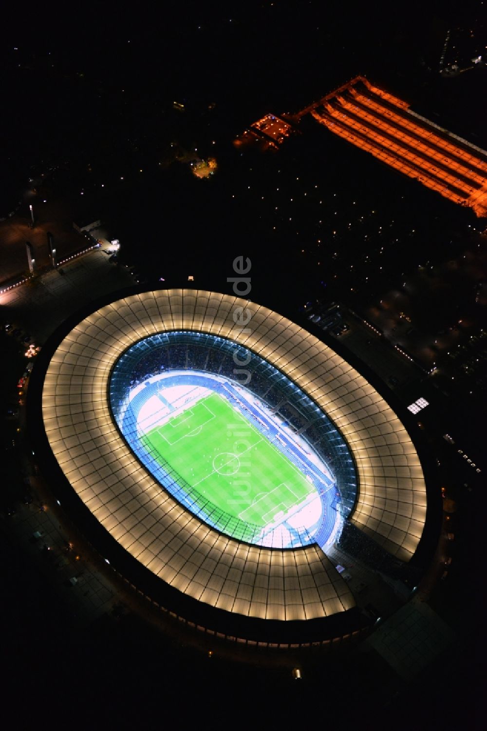 Nachtluftbild Berlin - Nachtluftbild Sportstätten-Gelände der Arena des Stadion Olympiastadion in Berlin