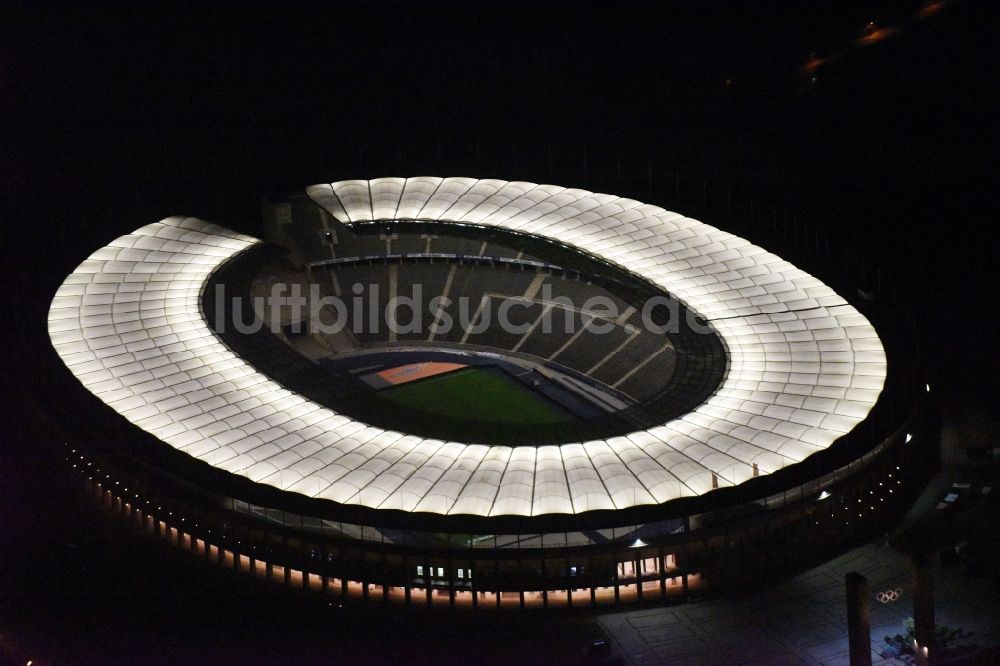 Berlin bei Nacht von oben - Nachtluftbild Sportstätten-Gelände der Arena des Stadion Olympiastadion in Berlin