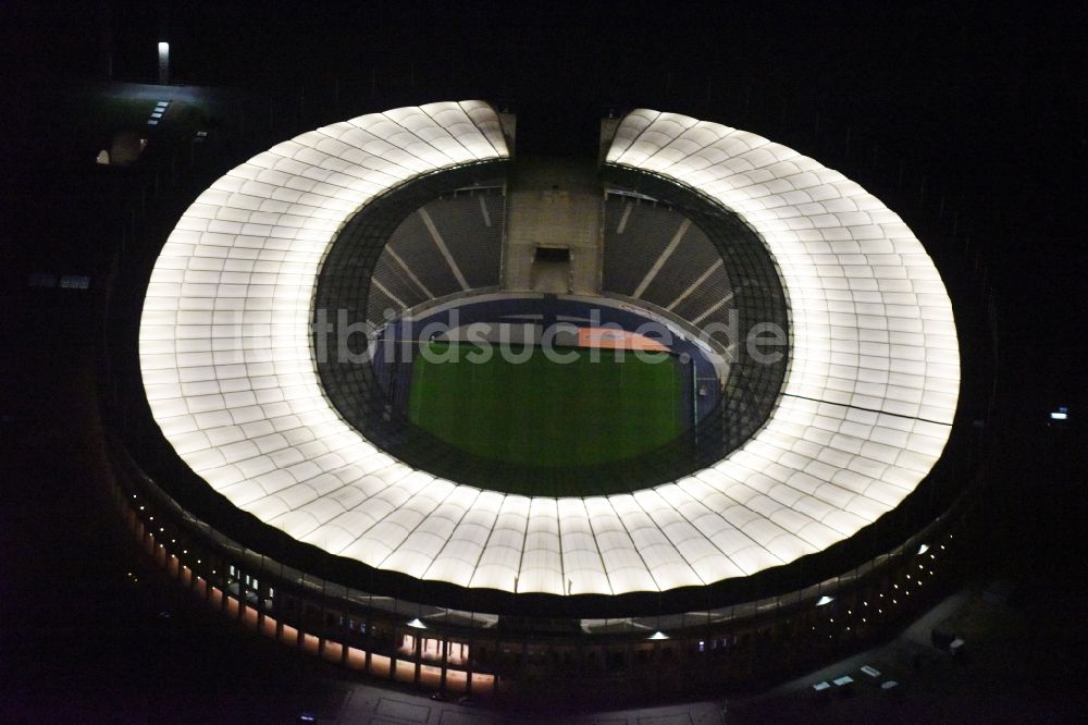 Berlin bei Nacht aus der Vogelperspektive: Nachtluftbild Sportstätten-Gelände der Arena des Stadion Olympiastadion in Berlin