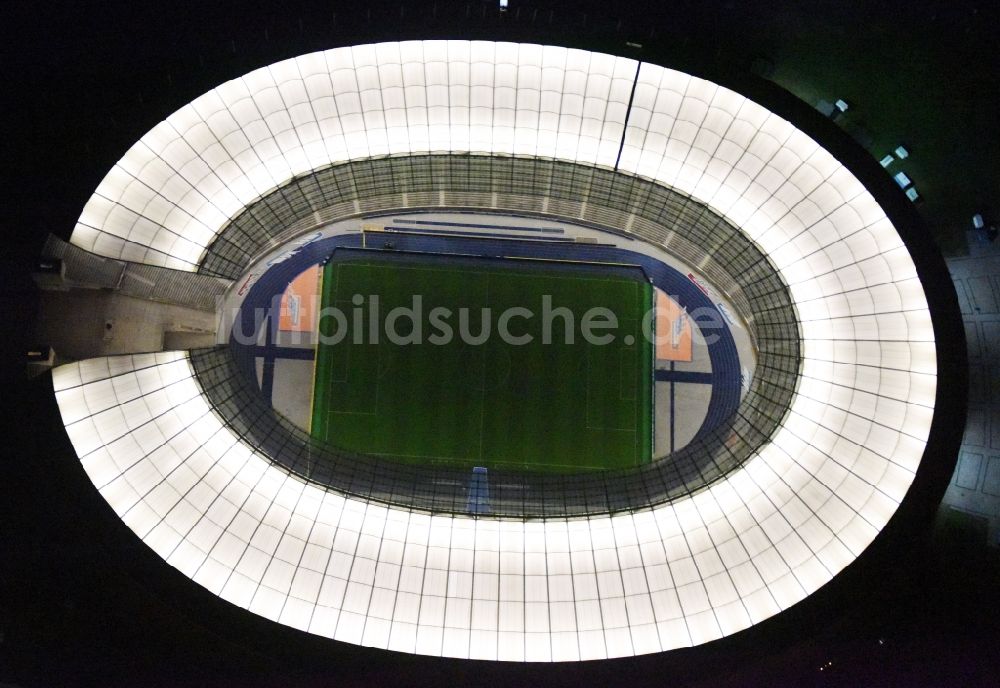 Berlin bei Nacht von oben - Nachtluftbild Sportstätten-Gelände der Arena des Stadion Olympiastadion in Berlin