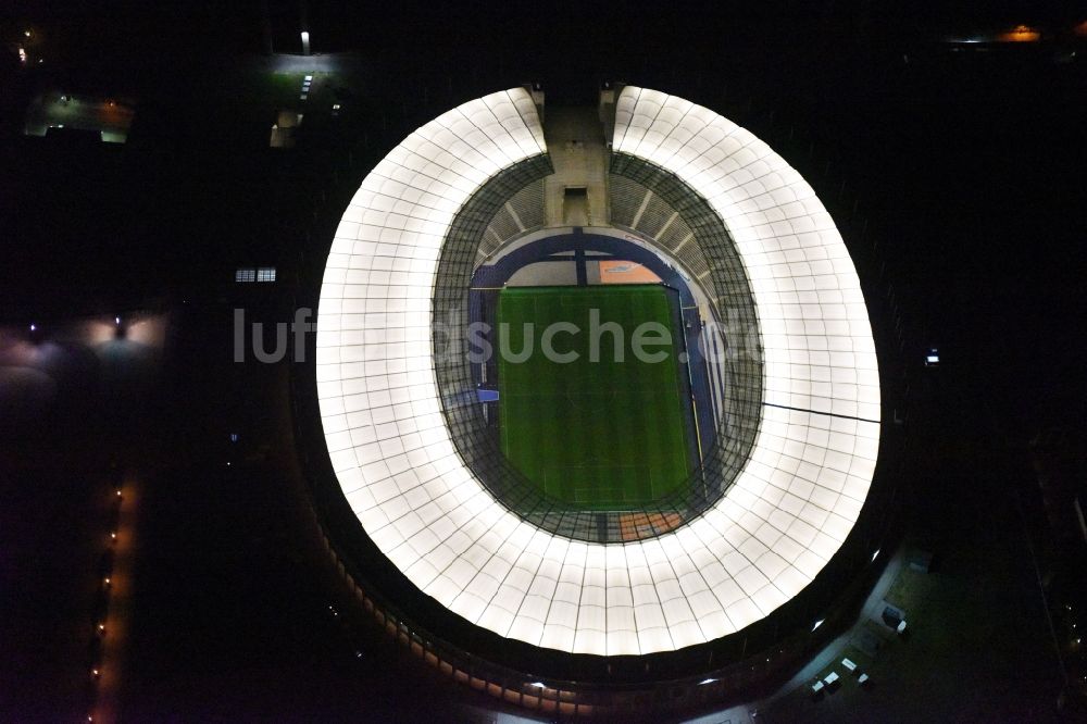 Berlin bei Nacht aus der Vogelperspektive: Nachtluftbild Sportstätten-Gelände der Arena des Stadion Olympiastadion in Berlin