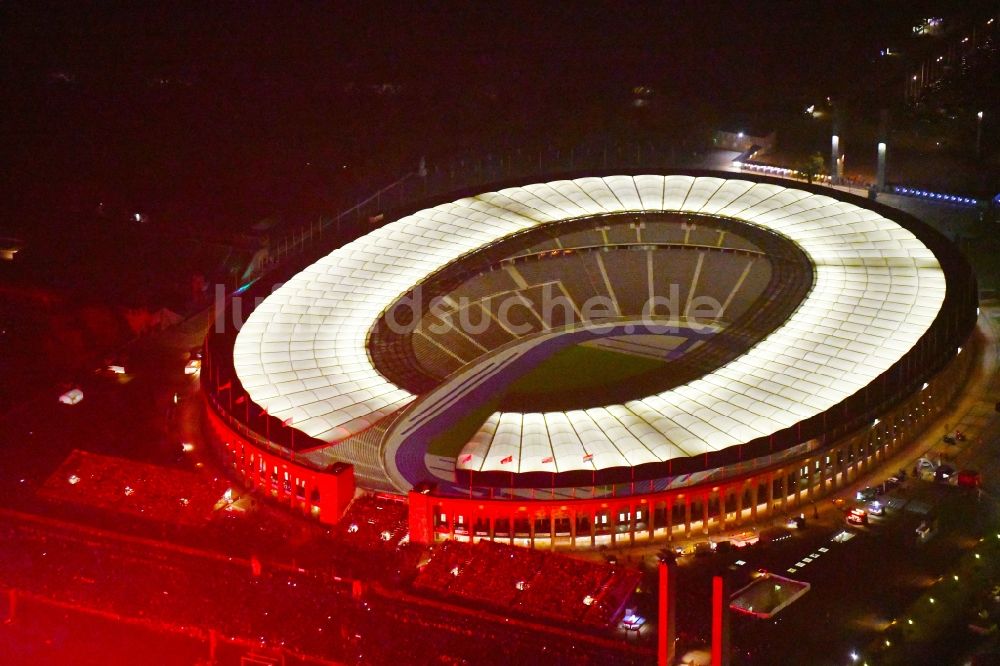 Nacht-Luftaufnahme Berlin - Nachtluftbild Sportstätten-Gelände der Arena des Stadion Olympiastadion in Berlin