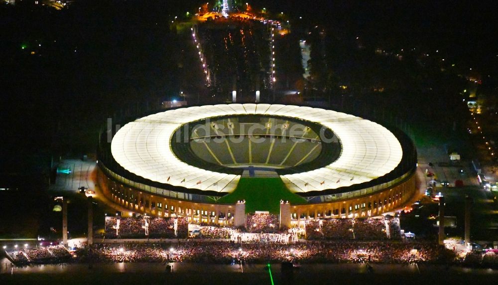 Berlin bei Nacht von oben - Nachtluftbild Sportstätten-Gelände der Arena des Stadion Olympiastadion in Berlin