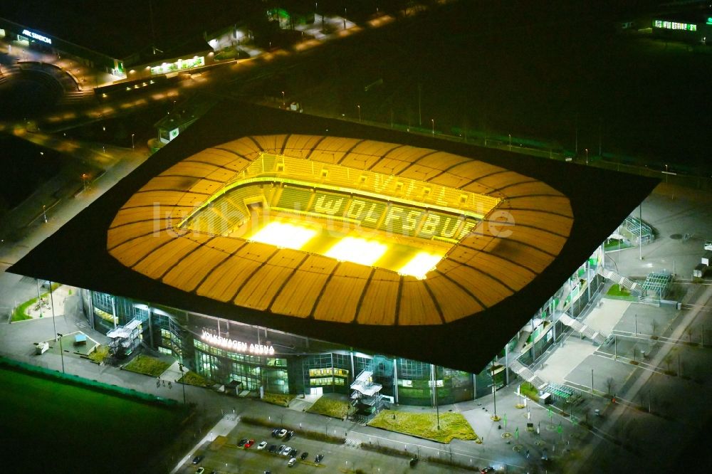 Nacht-Luftaufnahme Wolfsburg - Nachtluftbild Sportstätten-Gelände der Arena des Stadion Volkswagen Arena in Wolfsburg im Bundesland Niedersachsen, Deutschland