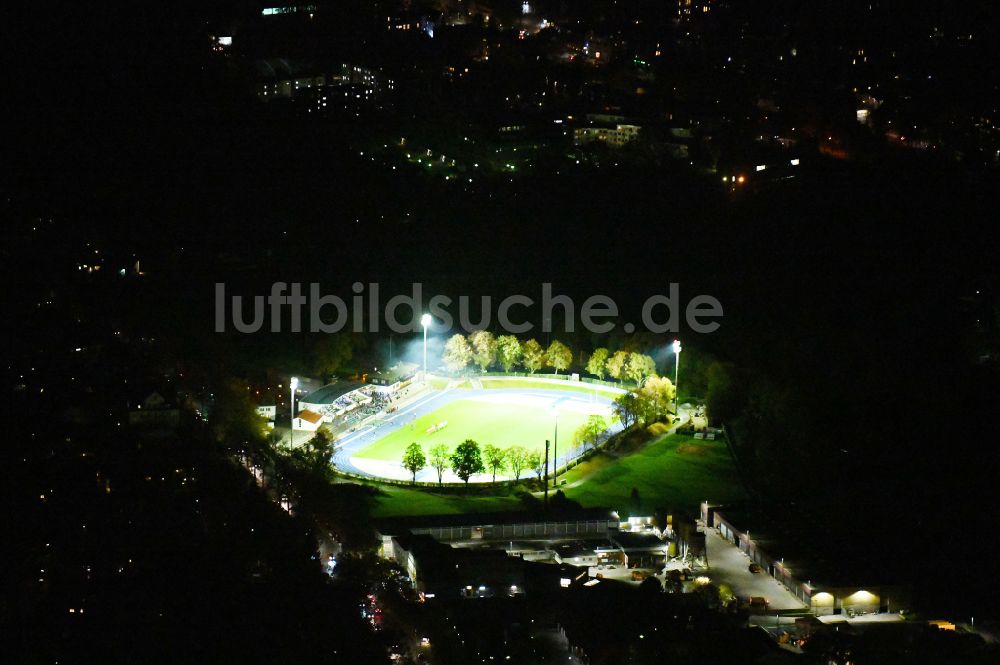 Berlin bei Nacht von oben - Nachtluftbild Sportstätten-Gelände des Stadion Lichterfelde in Berlin, Deutschland