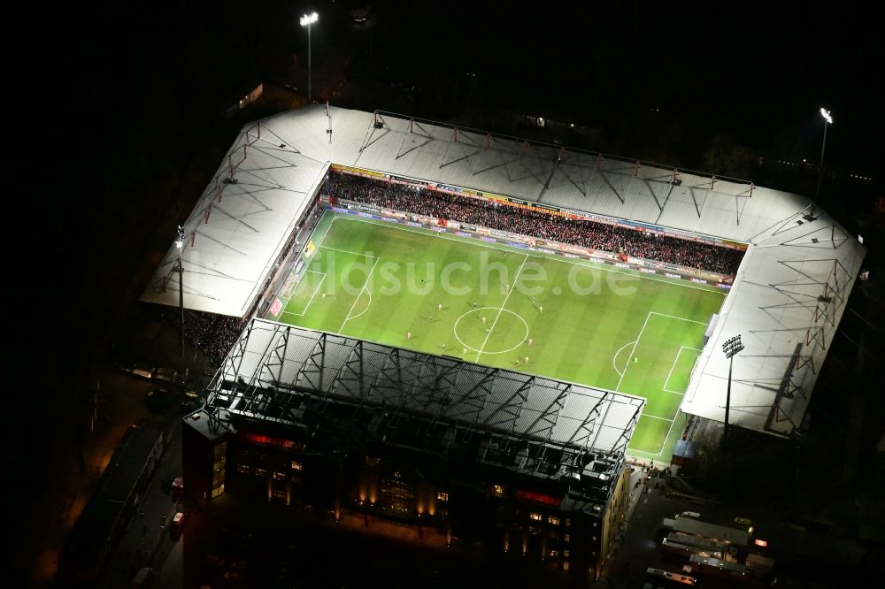 Berlin bei Nacht von oben - Nachtluftbild Stadion an der Alten Försterei im Bezirk Köpenick in Berlin