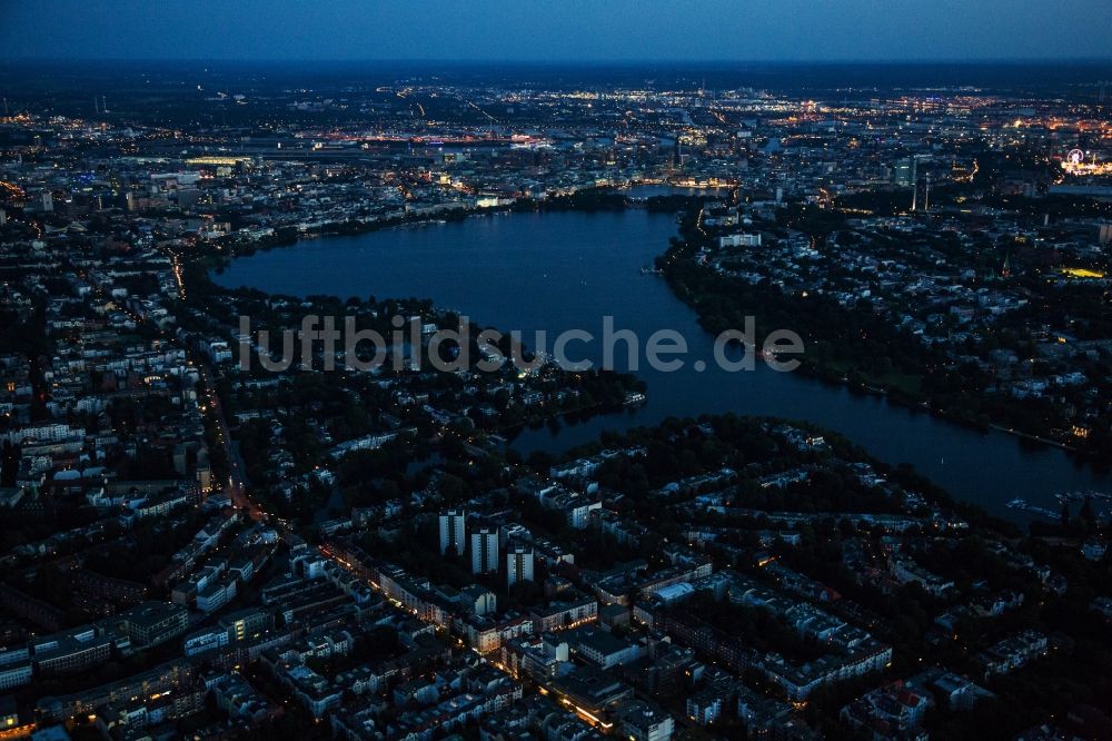 Hamburg bei Nacht von oben - Nachtluftbild Stadtansicht der Außenalster und angrenzender Stadtteile // Night Aerial city view of the Alster lake and adjacent neighborhoods