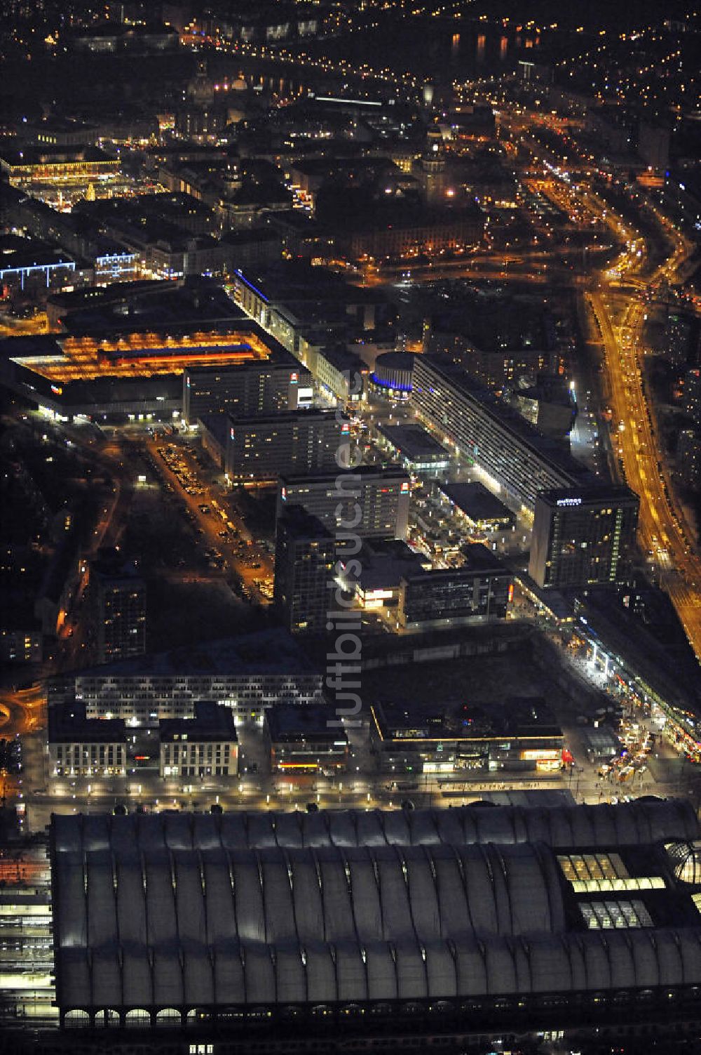 Nacht-Luftaufnahme Dresden - Stadtansicht über die Prager Straße Dresden bei Nacht