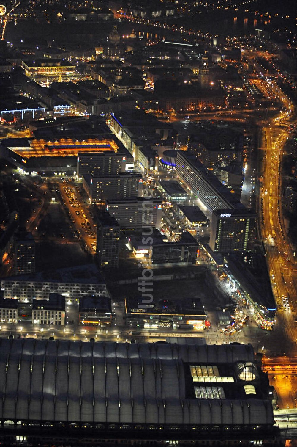 Dresden bei Nacht von oben - Stadtansicht über die Prager Straße Dresden bei Nacht