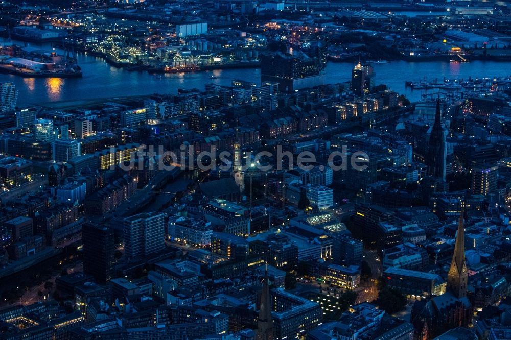 Nachtluftbild Hamburg - Nachtluftbild Stadtansicht über den Stadtteil Hamburg- Altstadt und die Speicherstadt mit Blick auf die Norderelbe // Night aerial city view on the district Hamburg-Altstadt and the Speicherstadt overlooking the Norderelbe