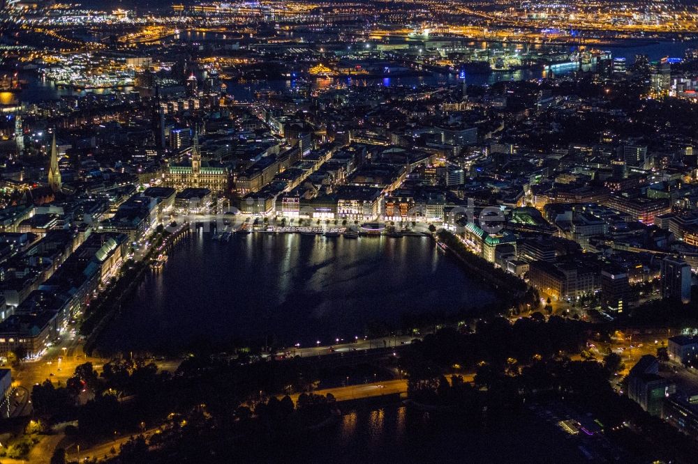 Nacht-Luftaufnahme Hamburg - Nachtluftbild Stadtansicht von Hamburg im Bereich der Gewässer Binnenalster und der Außenalster in Hamburg