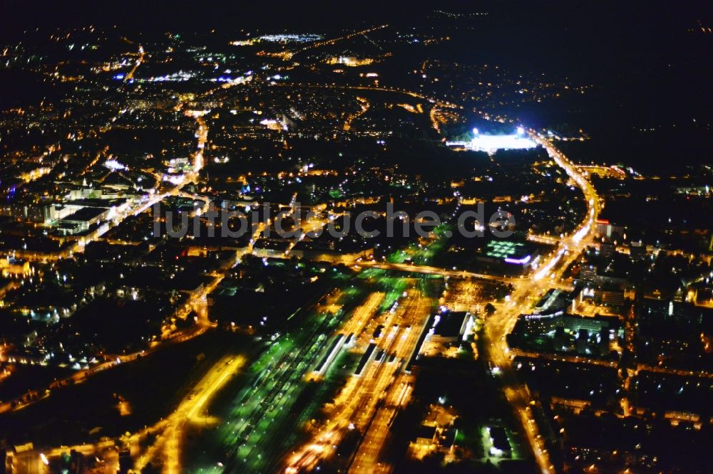 Cottbus bei Nacht aus der Vogelperspektive: Nachtluftbild - Stadtansicht der Innenstadt von Cottbus im Bundesland Brandenburg