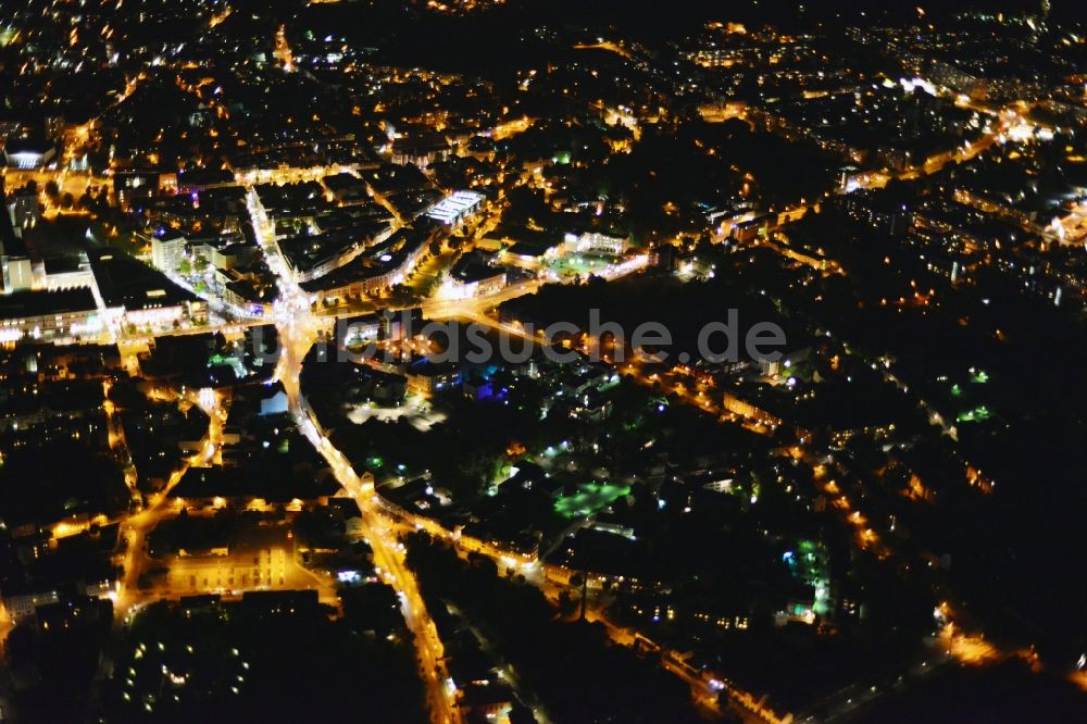 Cottbus bei Nacht aus der Vogelperspektive: Nachtluftbild - Stadtansicht der Innenstadt von Cottbus im Bundesland Brandenburg