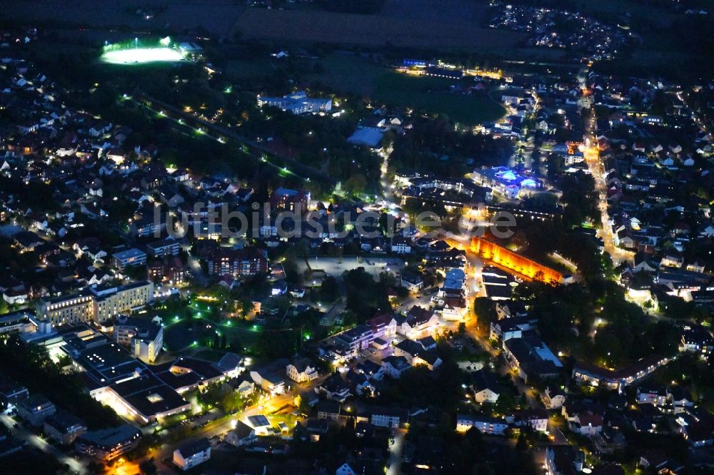 Bad Rothenfelde bei Nacht von oben - Nachtluftbild Stadtansicht vom Innenstadtbereich in Bad Rothenfelde im Bundesland Niedersachsen, Deutschland