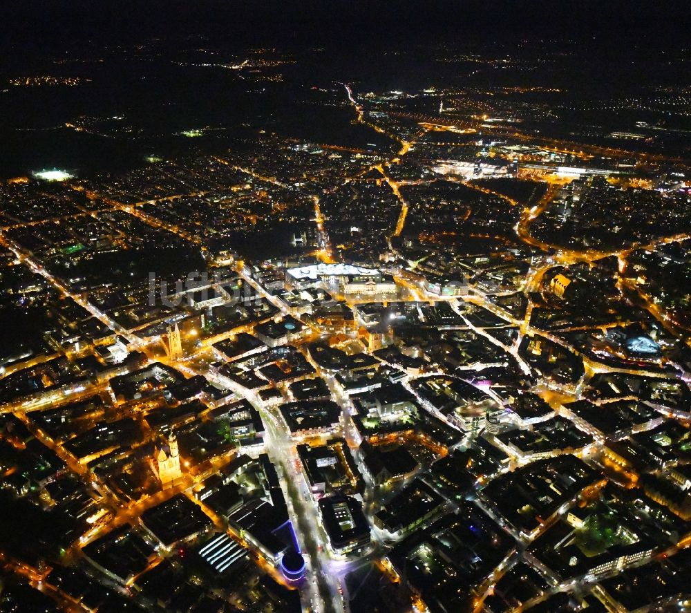 Nacht-Luftaufnahme Braunschweig - Nachtluftbild Stadtansicht vom Innenstadtbereich in Braunschweig im Bundesland Niedersachsen, Deutschland