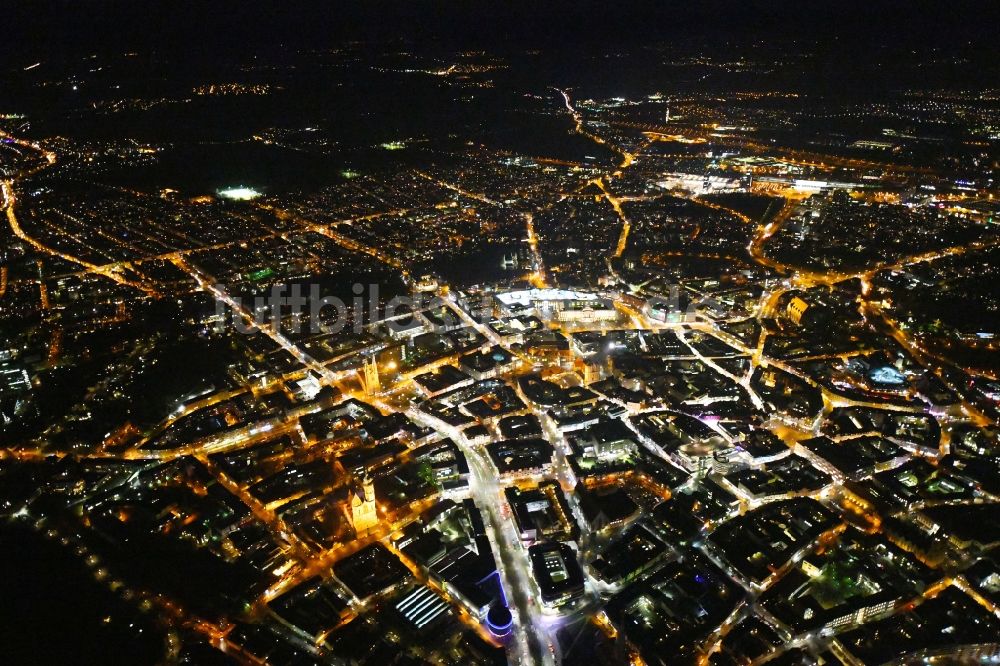 Braunschweig bei Nacht von oben - Nachtluftbild Stadtansicht vom Innenstadtbereich in Braunschweig im Bundesland Niedersachsen, Deutschland