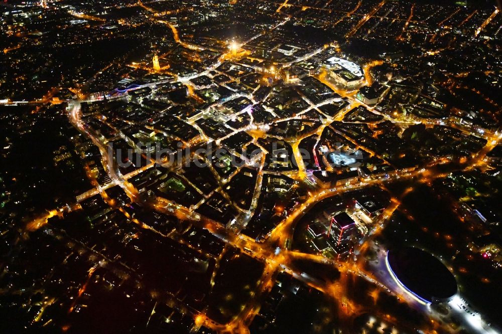 Braunschweig bei Nacht aus der Vogelperspektive: Nachtluftbild Stadtansicht vom Innenstadtbereich in Braunschweig im Bundesland Niedersachsen, Deutschland