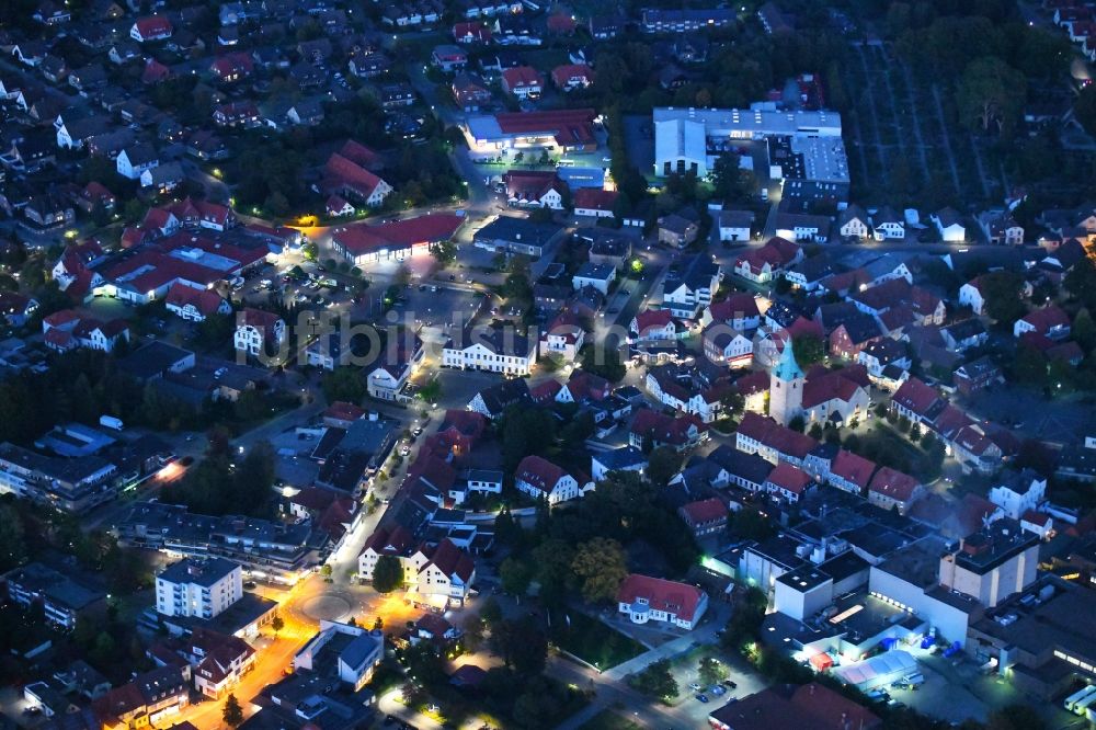 Nacht-Luftaufnahme Dissen am Teutoburger Wald - Nachtluftbild Stadtansicht vom Innenstadtbereich in Dissen am Teutoburger Wald im Bundesland Niedersachsen, Deutschland