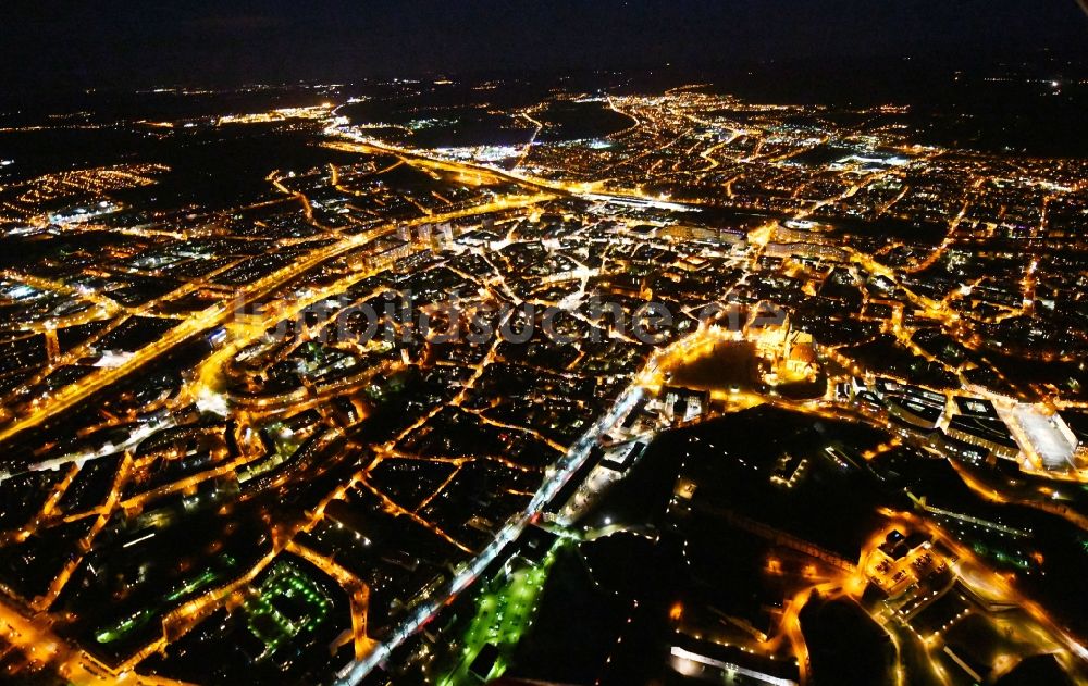 Erfurt bei Nacht aus der Vogelperspektive: Nachtluftbild Stadtansicht vom Innenstadtbereich in Erfurt im Bundesland Thüringen, Deutschland