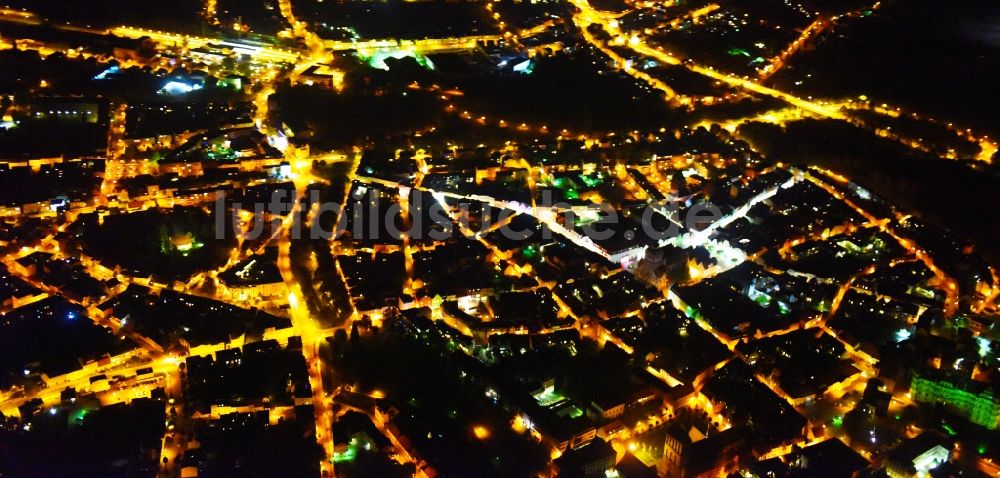 Güstrow bei Nacht von oben - Nachtluftbild Stadtansicht vom Innenstadtbereich in Güstrow im Bundesland Mecklenburg-Vorpommern, Deutschland