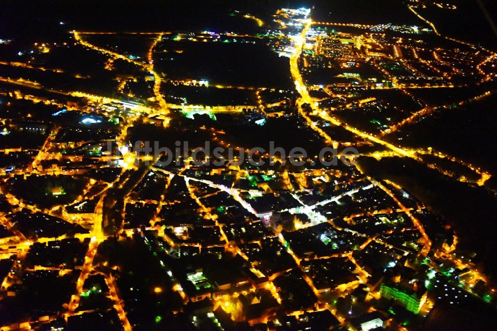 Güstrow bei Nacht aus der Vogelperspektive: Nachtluftbild Stadtansicht vom Innenstadtbereich in Güstrow im Bundesland Mecklenburg-Vorpommern, Deutschland