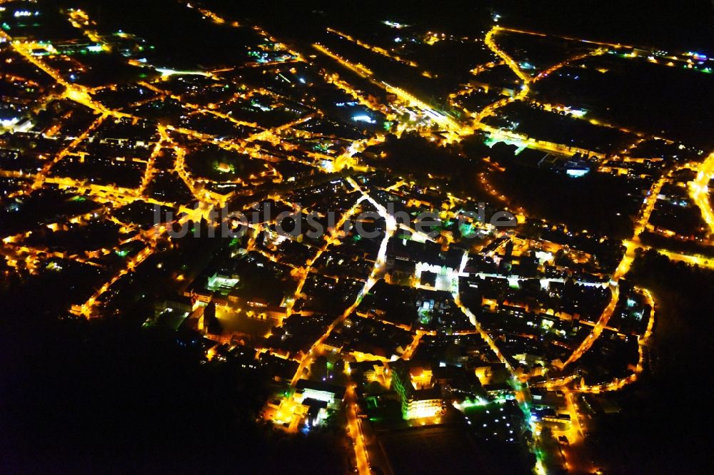 Nacht-Luftaufnahme Güstrow - Nachtluftbild Stadtansicht vom Innenstadtbereich in Güstrow im Bundesland Mecklenburg-Vorpommern, Deutschland