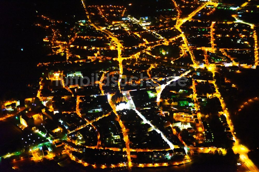 Güstrow bei Nacht von oben - Nachtluftbild Stadtansicht vom Innenstadtbereich in Güstrow im Bundesland Mecklenburg-Vorpommern, Deutschland